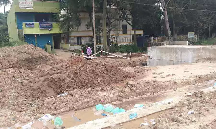 அலுவலகம் செல்ல முடியாமல் அங்காளன் எம்.எல்.ஏ. தவிப்பு அலுவலகம் செல்ல முடியாமல் அங்காளன் எம்.எல்.ஏ. தவிப்பு