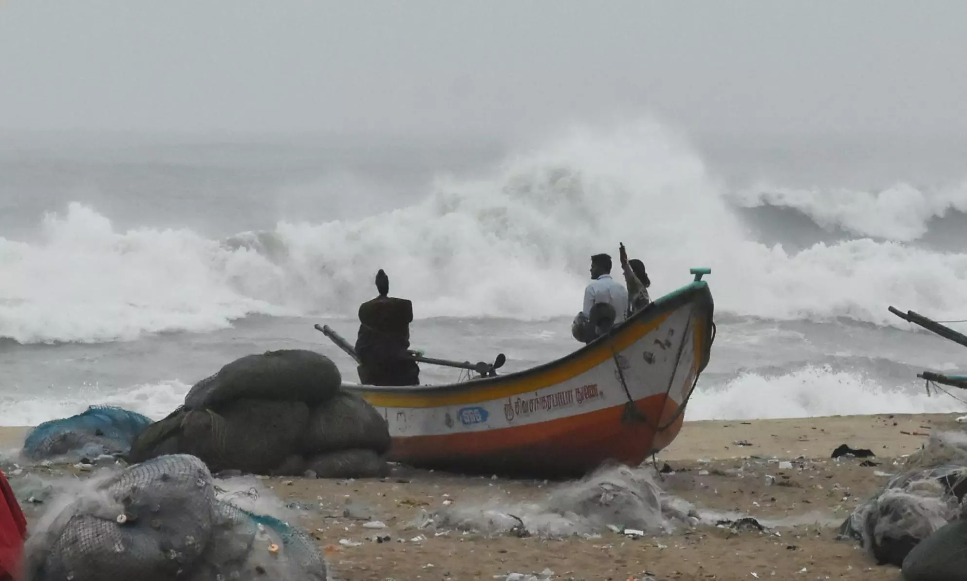 வெறிச்சோடி காணப்படும் மெரினா கடற்கரை- சென்னையில் கடுமையான கடல் சீற்றம் |  Tamil News Mandous Cyclone Echo Furious Sea in Marina Beach