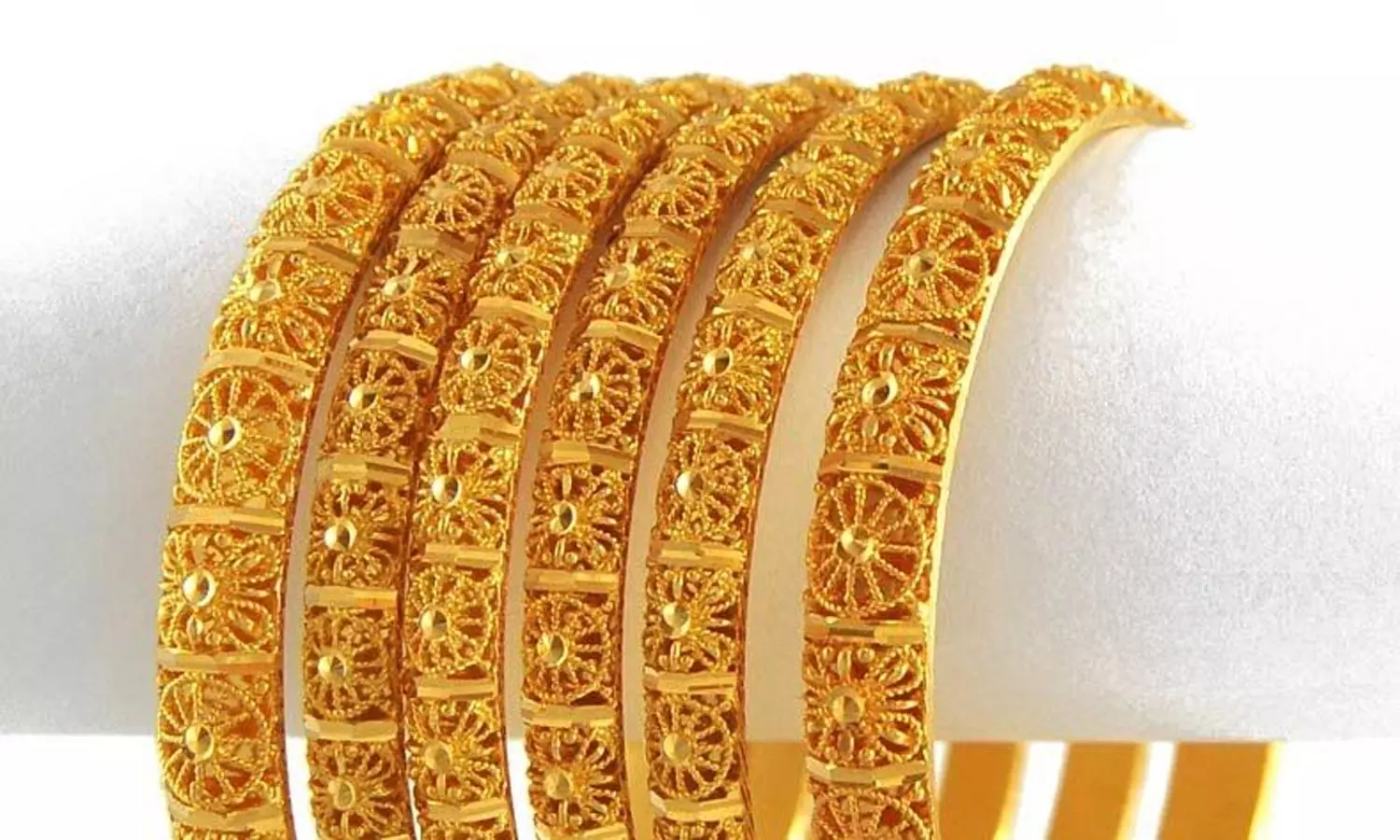 பிரபல நகைக்கடையில் கவரிங் வளையல்களை வைத்து தங்க நகைகளை திருடிய வாலிபர் பிரபல நகைக்கடையில் கவரிங் வளையல்களை வைத்து தங்க நகைகளை திருடிய வாலிபர்