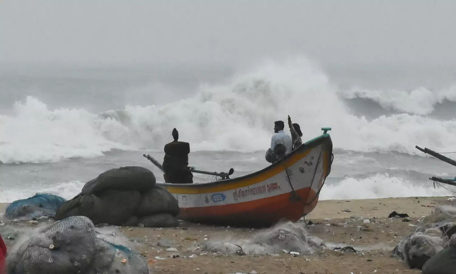 மாண்டஸ் புயலால் கடல் சீற்றம்: எண்ணூர் துறைமுகத்தில் 2-ம் எண் புயல் எச்சரிக்கை