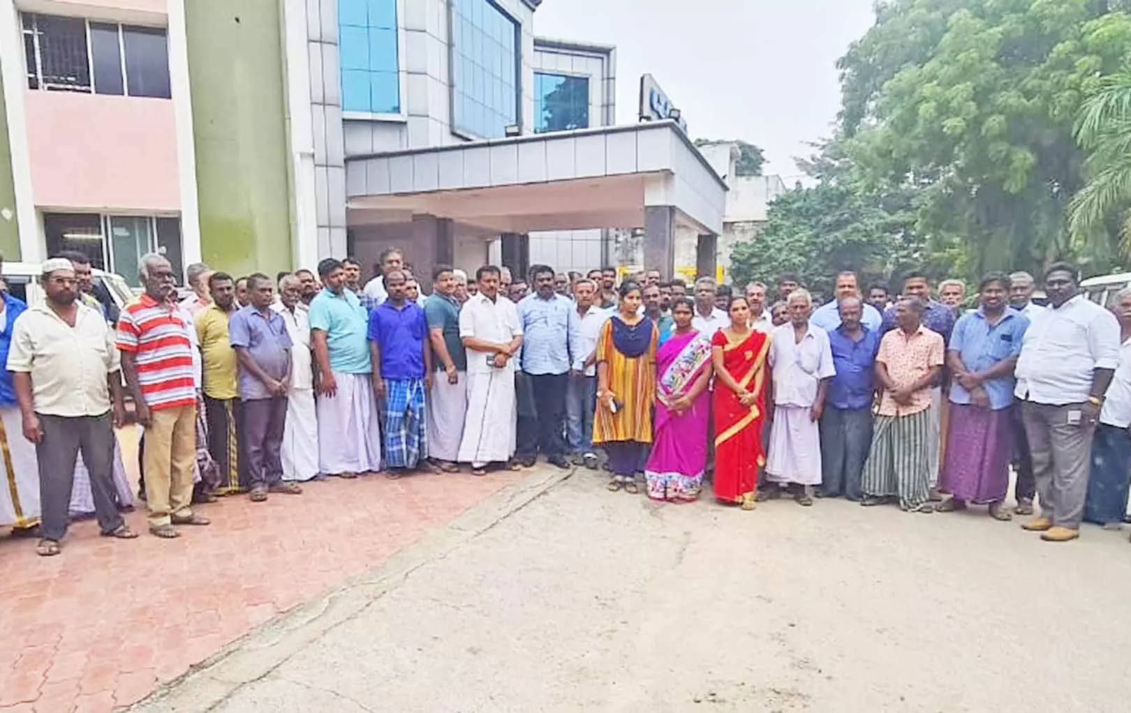 பாளை மார்க்கெட் பணியை பொங்கலுக்கு பிறகு தொடங்க வேண்டும்-அவகாசம் கேட்டு வியாபாரிகள் மனு