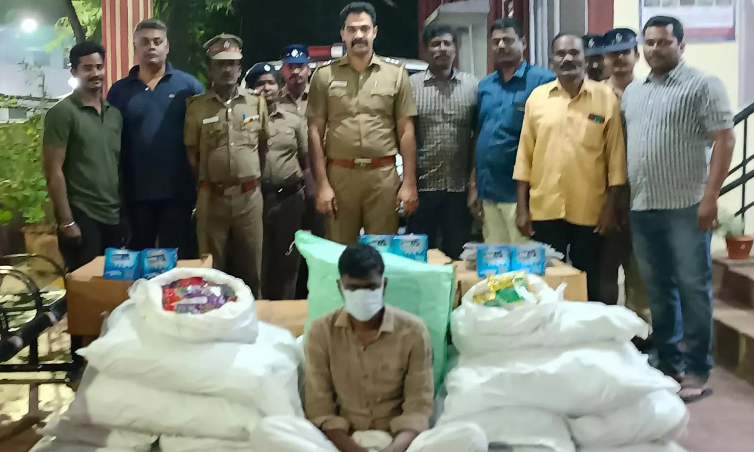 ஏழு கிணறு பகுதியில் பதுக்கிய 200 கிலோ குட்கா பறிமுதல்