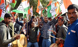 இமாச்சல பிரதேசத்தில் பா.ஜ.க.விடம் இருந்து ஆட்சியை கைப்பற்றியது காங்கிரஸ்: தொண்டர்கள் உற்சாக கொண்டாட்டம் இமாச்சல பிரதேசத்தில் பா.ஜ.க.விடம் இருந்து ஆட்சியை கைப்பற்றியது காங்கிரஸ்: தொண்டர்கள் உற்சாக கொண்டாட்டம்