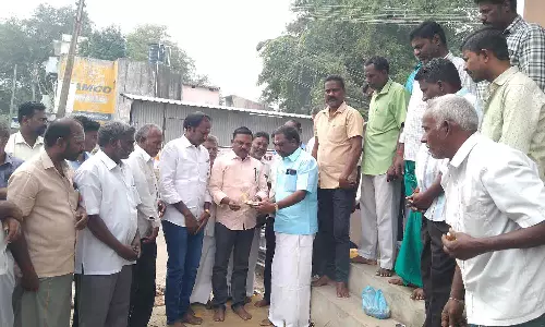 சாலையை சீரமைக்கும் பணி-அங்காளன் எம்.எல்.ஏ. தொடங்கி வைத்தார்