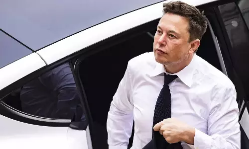 உலகின் நம்பர் ஒன் பணக்காரர் இடத்தை இழந்த எலான் மஸ்க்