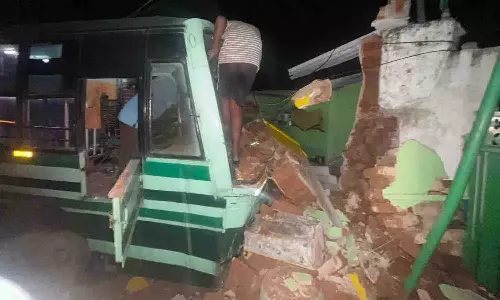 வீட்டின் சுவரில் மோதிய அரசு பஸ்