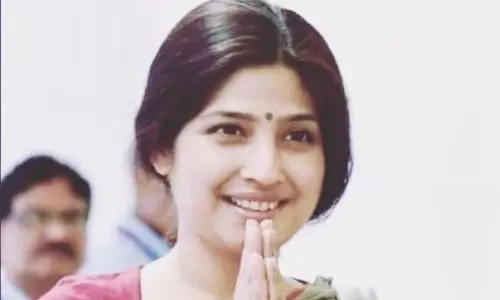 உ.பி. எம்.பி. தொகுதி இடைத்தேர்தல்- அகிலேஷ் யாதவ் மனைவி டிம்பிள் முன்னிலை