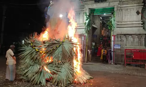 கார்த்திகை திருவிழாவில் சொக்கப்பனை எரிப்பு
