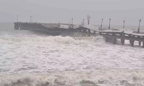 புதுவையில் சாரல் மழை; கடலில் அலைகள் சீற்றம்