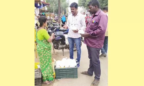 பிளாஸ்டிக் பைகளில் இருந்த மாவு பாக்கெட்டுகள் பறிமுதல்