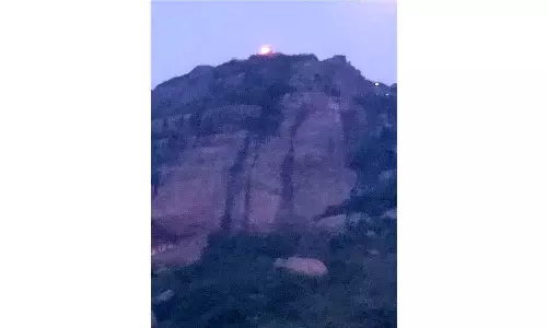 சூளகிரி மலை மீது கார்த்திகை தீபம் ஏற்றப்பட்டது