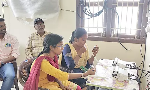 புயல் எச்சரிக்கை  - கடலுக்கு சென்ற மீனவர்களை வாக்கி டாக்கி மூலம் மீட்ட  மீன்வளத்துறை