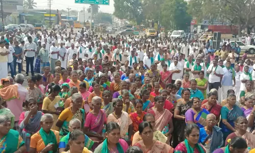 பொள்ளாச்சியில் விவசாயிகள் கண்டன ஆர்ப்பாட்டம்