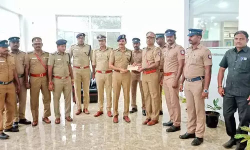 வங்கி கணக்கு மோசடி வழக்கில் 2 பேர் கைது : அம்பை  இன்ஸ்பெக்டர், தனிப்படை போலீசாருக்கு டி.ஜி.பி. பாராட்டு