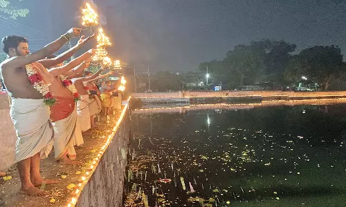 கோவில்பட்டி செண்பகவல்லி அம்மன் கோவில் தெப்பக்குளத்தில் கங்கா ஆரத்தி திருவிழா