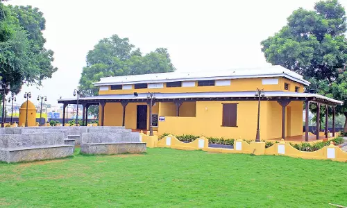 பழமை மாறாமல் புதுப்பிப்பு: நெல்லையில் பொதுமக்களை கவரும் மேடை போலீஸ் நிலையம்-குடும்பத்துடன் குவிகிறார்கள்