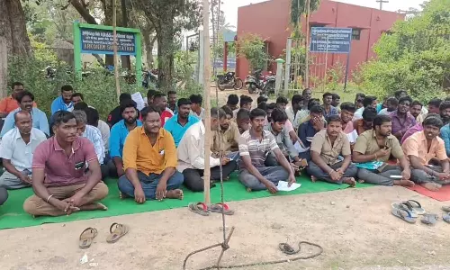 மின்வாரிய ஒப்பந்த தொழிலாளர்கள் போராட்டம்