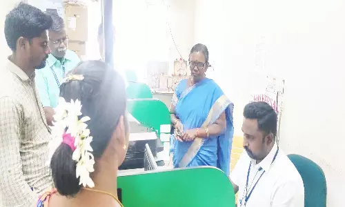 நாட்டறம்பள்ளி தாசில்தார் அலுவலகத்தில் உள்ள இ சேவை மையத்தில் அதிகாரி ஆய்வு