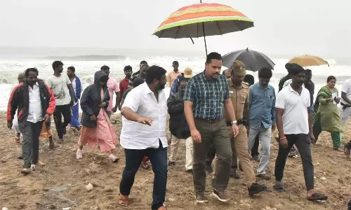 மாமல்லபுரத்தில் மாண்டஸ் புயல் பாதுகாப்பு நடவடிக்கை தீவிரம்: மாவட்ட கலெக்டர் ராகுல்நாத் நேரடி ஆய்வு