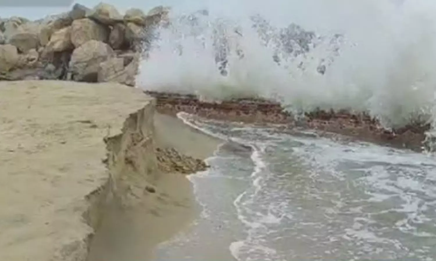 கடல் சீற்றத்தால் மயிலாடுதுறையில் 500 வீடுகளுக்குள் கடல் நீர் புகுந்தது- பொதுமக்கள் வெள்ள முகாம்களில் தஞ்சம்