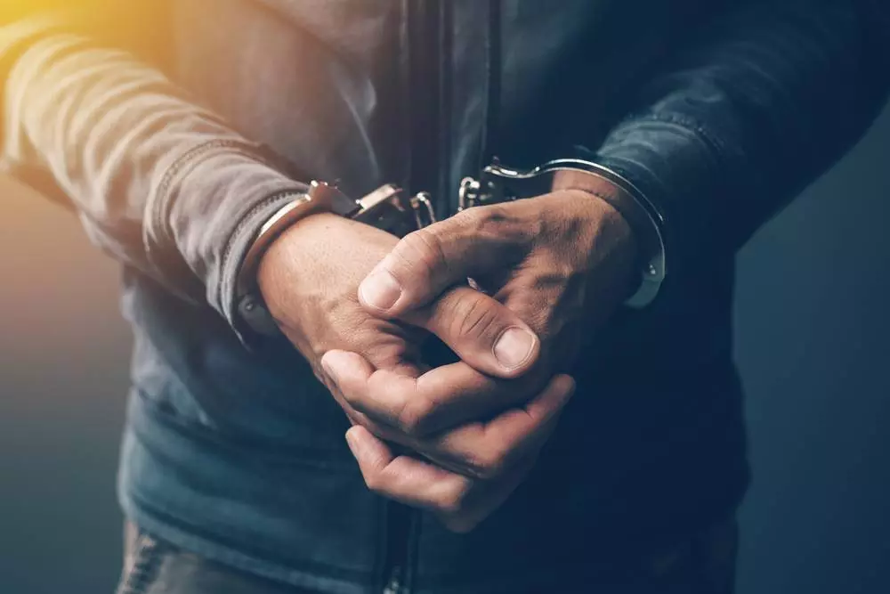 9 கிலோ புகையிலை பொருட்களுடன் வாலிபர் கைது 9 கிலோ புகையிலை பொருட்களுடன் வாலிபர் கைது