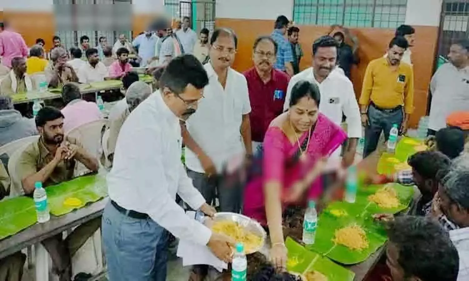 பணியாளர்களுக்கு நகராட்சி சார்பில் பரிசு பணியாளர்களுக்கு நகராட்சி சார்பில் பரிசு