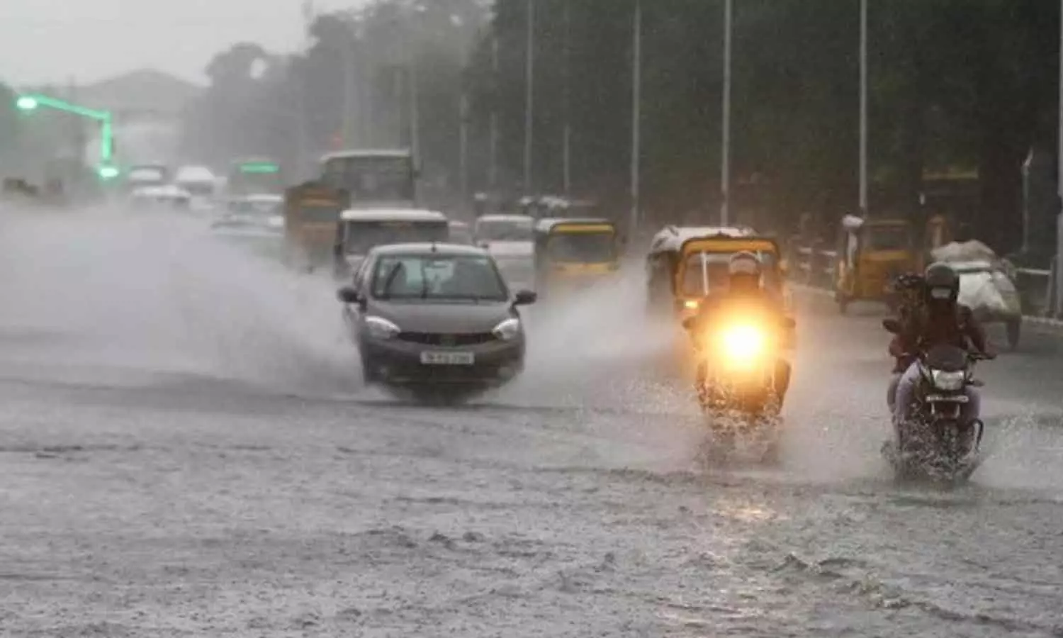 மணிக்கு 14 கிமீ வேகத்தில் கரையை நோக்கி நகரும் மாண்டஸ் புயல் மணிக்கு 14 கிமீ வேகத்தில் கரையை நோக்கி நகரும் மாண்டஸ் புயல்