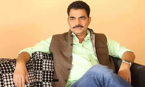 கதையை மாற்றும்படி கூறி படத்தை விட்டு வெளியேறிவிட்டார் - பிரபல நடிகர் மீது இயக்குனர் போலீசில் புகார்