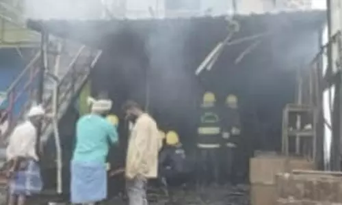 பெரியபாளையம் பேக்கரியில் தீவிபத்து- ரூ.20 லட்சம் மதிப்பிலான பொருட்கள் எரிந்து சேதம்