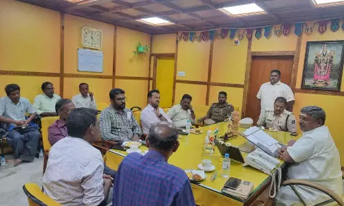 அதிகாரிகளுடன் ஏ.கே.டி.ஆறுமுகம் ஆலோசனை