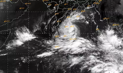 மாமல்லபுரம் அருகே நள்ளிரவில் கரையை கடக்கிறது மாண்டஸ் புயல்- 75 கி.மீ. வேகத்தில் சூறாவளி காற்றுடன் பலத்த மழை பெய்யும்