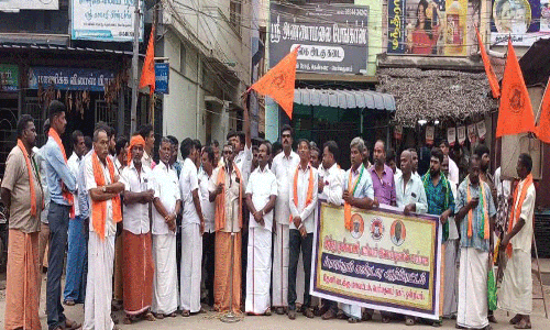 தி.மு.க.வை கண்டித்து பெரியகுளத்தில் இந்து முன்னணி ஆர்ப்பாட்டம்