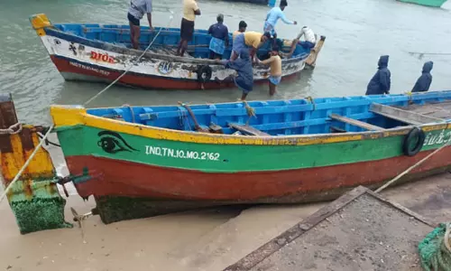 புயல் சின்னம் எதிரொலி- ராமேசுவரத்தில் சூறாவளி காற்று: 9 படகுகள் சேதம்