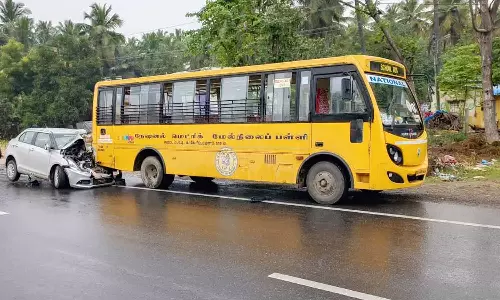 காவேரிப்பட்டணத்தில் தனியார் பள்ளி பஸ் மீது கார் மோதி முதியவர் உள்பட 2 பேர் பலி