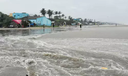 கடல் சீற்றத்தால் ராட்சத அலைகள்: பட்டினப்பாக்கத்தில் வீடுகளுக்குள் தண்ணீர் புகுந்தது