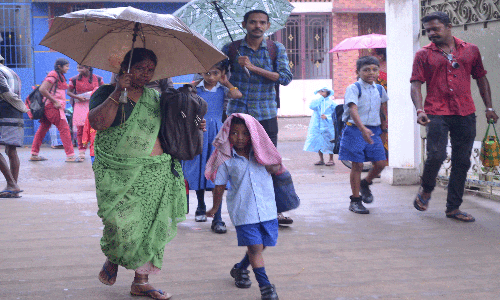 திண்டுக்கல்லில் விடுமுறையை எதிர்பார்த்து ஏமாந்த மாணவ-மாணவிகள்