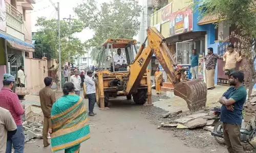 திருப்பூர் வடக்கு உழவர் சந்தை பகுதியில் ஆக்கிரமிப்பு கடைகள் அகற்றம்