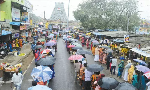 வடிவுடையம்மன் கோவிலில் கவசம் திறப்பு: ஆதிபுரீஸ்வரரை தரிசிக்க 1 கி.மீ. தூரம் காத்திருந்த பக்தர்கள்