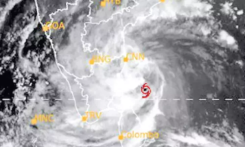 மாண்டஸ் புயல்; வேதாரண்யத்தில், கடல் கடும் சீற்றம்