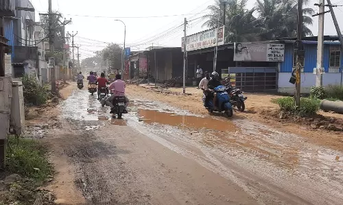குண்டும், குழியுமாக  மாறிய நல்லாம்பாளையம் சாலை