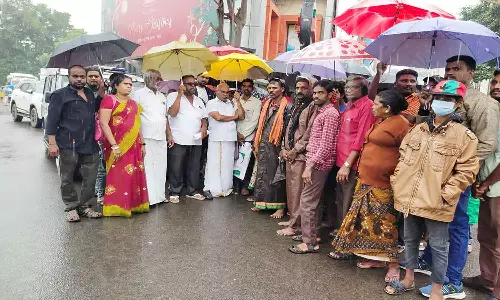 வேலூர் மாநகராட்சி முன்பு கொட்டும் மழையில் போராட்டம்