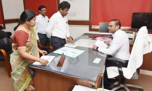 ஓசூர் மாநகராட்சி அலுவலகத்தில்,   கலெக்டர் திடீர் ஆய்வு