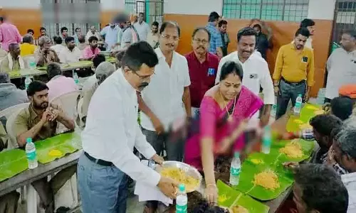 பணியாளர்களுக்கு நகராட்சி சார்பில் பரிசு