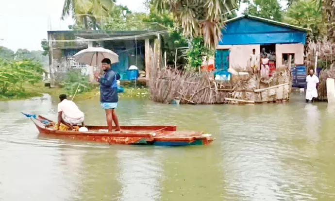 கிராமங்களுக்குள் புகுந்த கடல்நீர் குடியிருப்புகளை சூழ்ந்தது கிராமங்களுக்குள் புகுந்த கடல்நீர் குடியிருப்புகளை சூழ்ந்தது