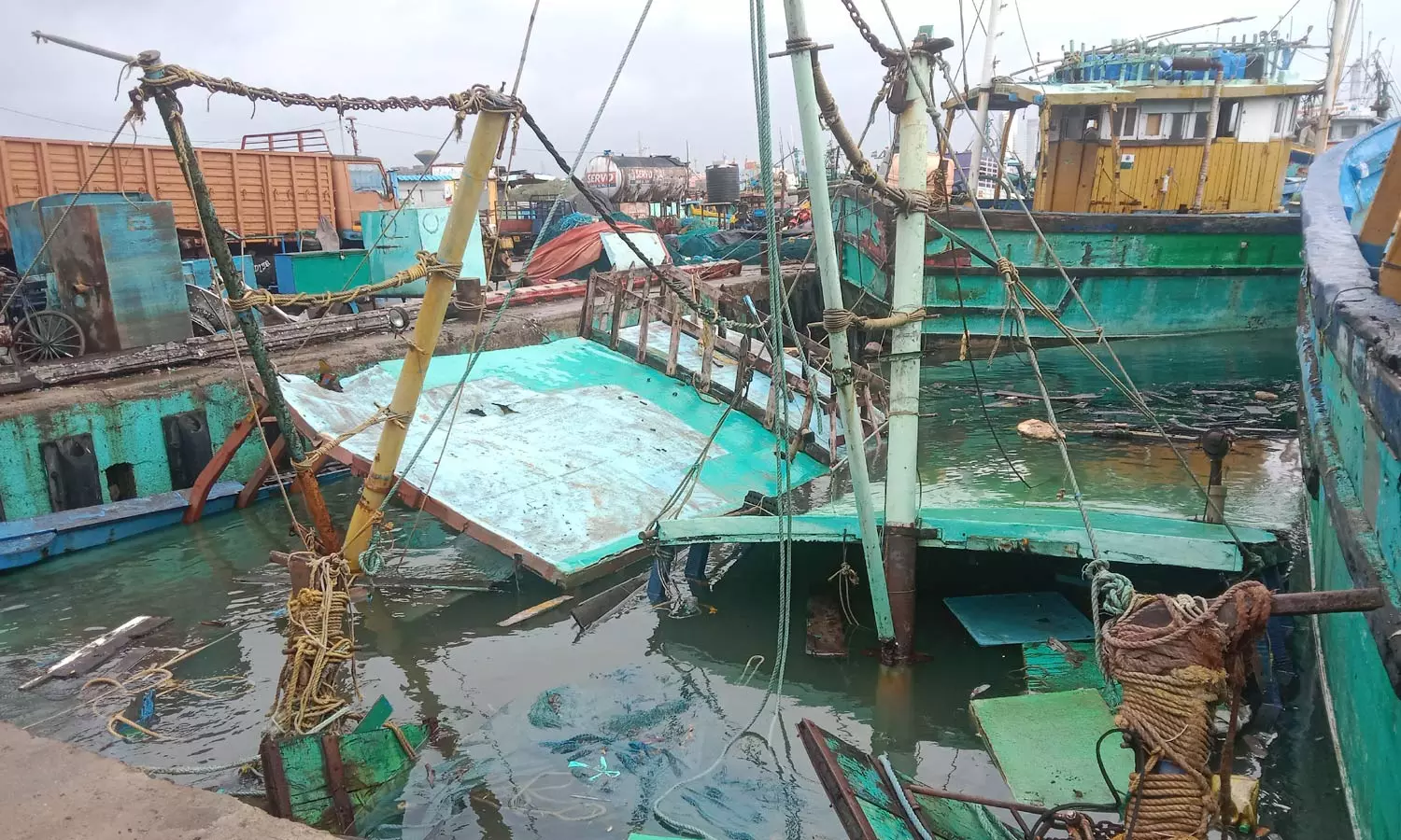 காசிமேட்டில் 150 படகுகள் சேதம் காசிமேட்டில் 150 படகுகள் சேதம்