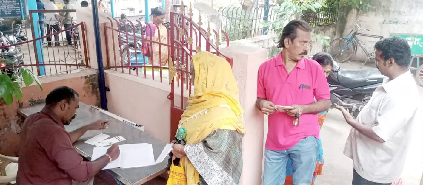 மின் இணைப்பு எண்ணுடன் ஆதாரை இணைக்கும் சிறப்பு முகாம் மின் இணைப்பு எண்ணுடன் ஆதாரை இணைக்கும் சிறப்பு முகாம்