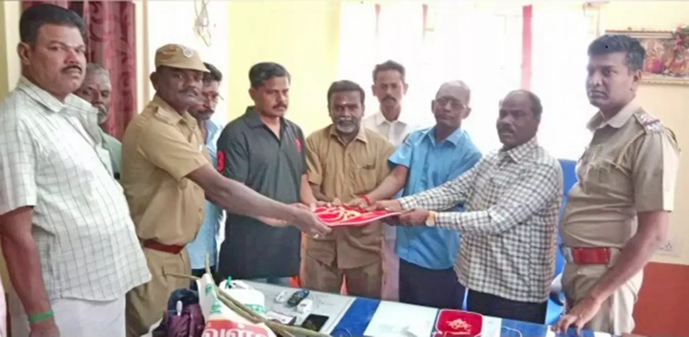 பேருந்தில் தவறவிட்ட 15 பவுன் நகைகளை ஒப்படைத்த ஒட்டுநர், நடத்துனருக்கு பாராட்டு