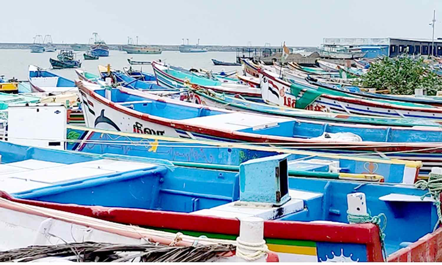 பூம்புகாரில் கடல் சீற்றம்; விசைப்படகுகள் ஒன்றோடு ஒன்று மோதி சேதம் | Sea ...