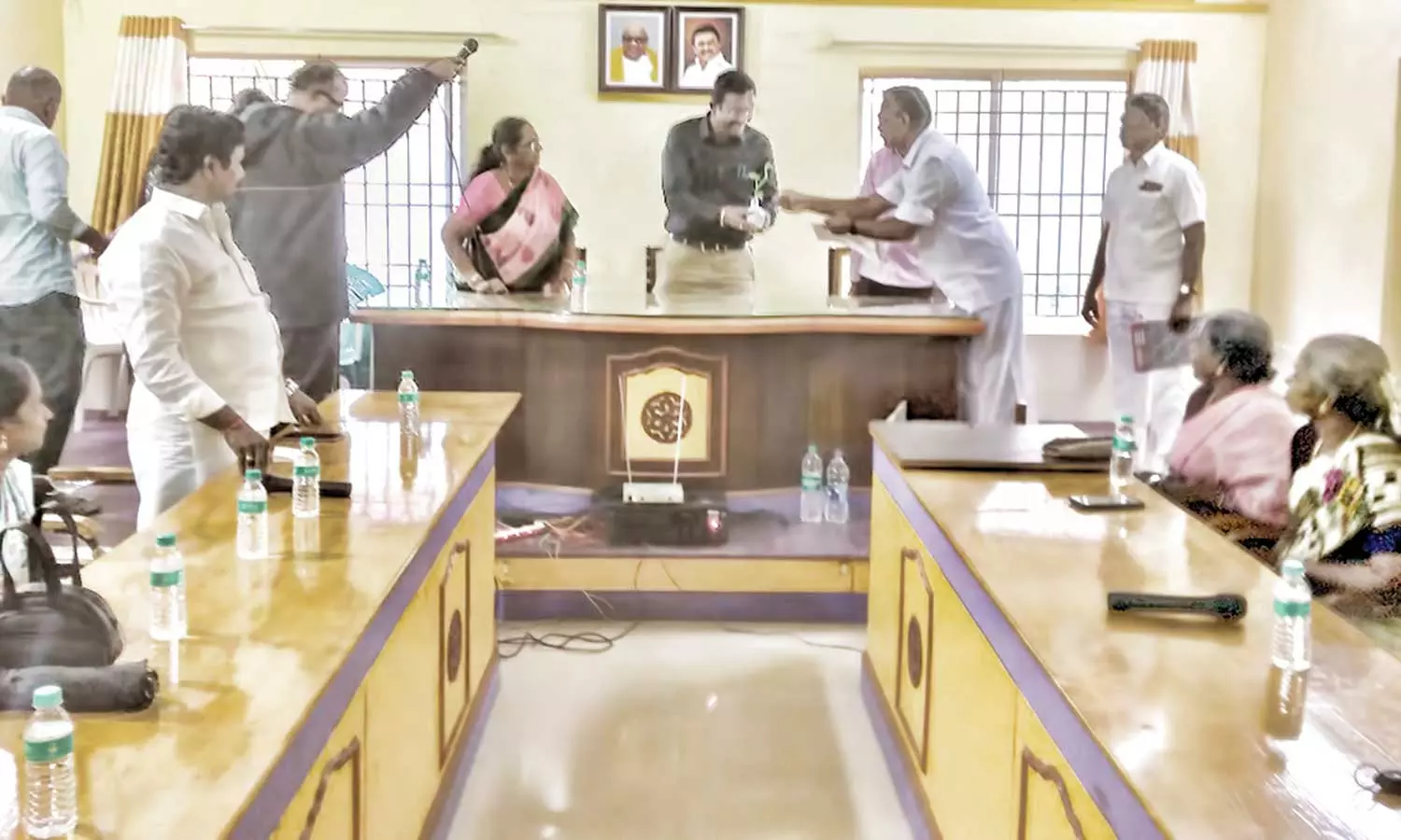 வல்லத்தை சுற்றி 5 கி.மீட்டர் தொலைவுக்கு புதிய தார்சாலை- கலெக்டர் பேச்சு