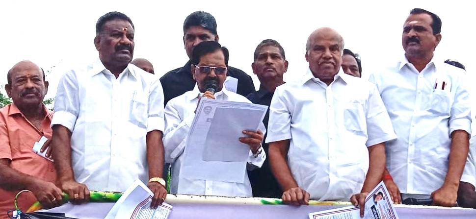 குரும்பலூரில் அ.தி.மு.க. ஆர்ப்பாட்டம் குரும்பலூரில் அ.தி.மு.க. ஆர்ப்பாட்டம்